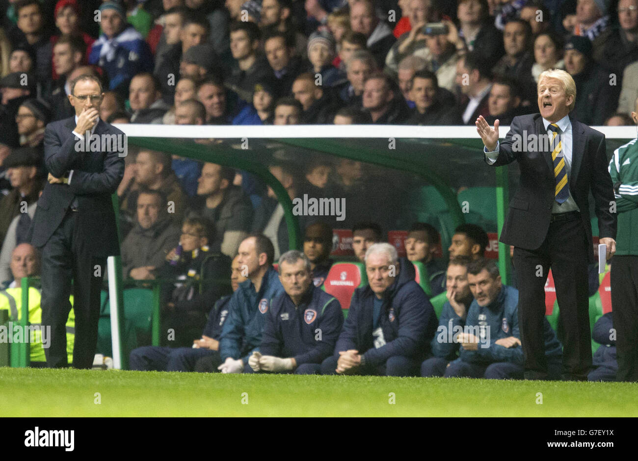 Il direttore scozzese Gordon Strachan (a destra) e il direttore della Repubblica d'Irlanda Martin o'Neill sulla linea di contatto Foto Stock