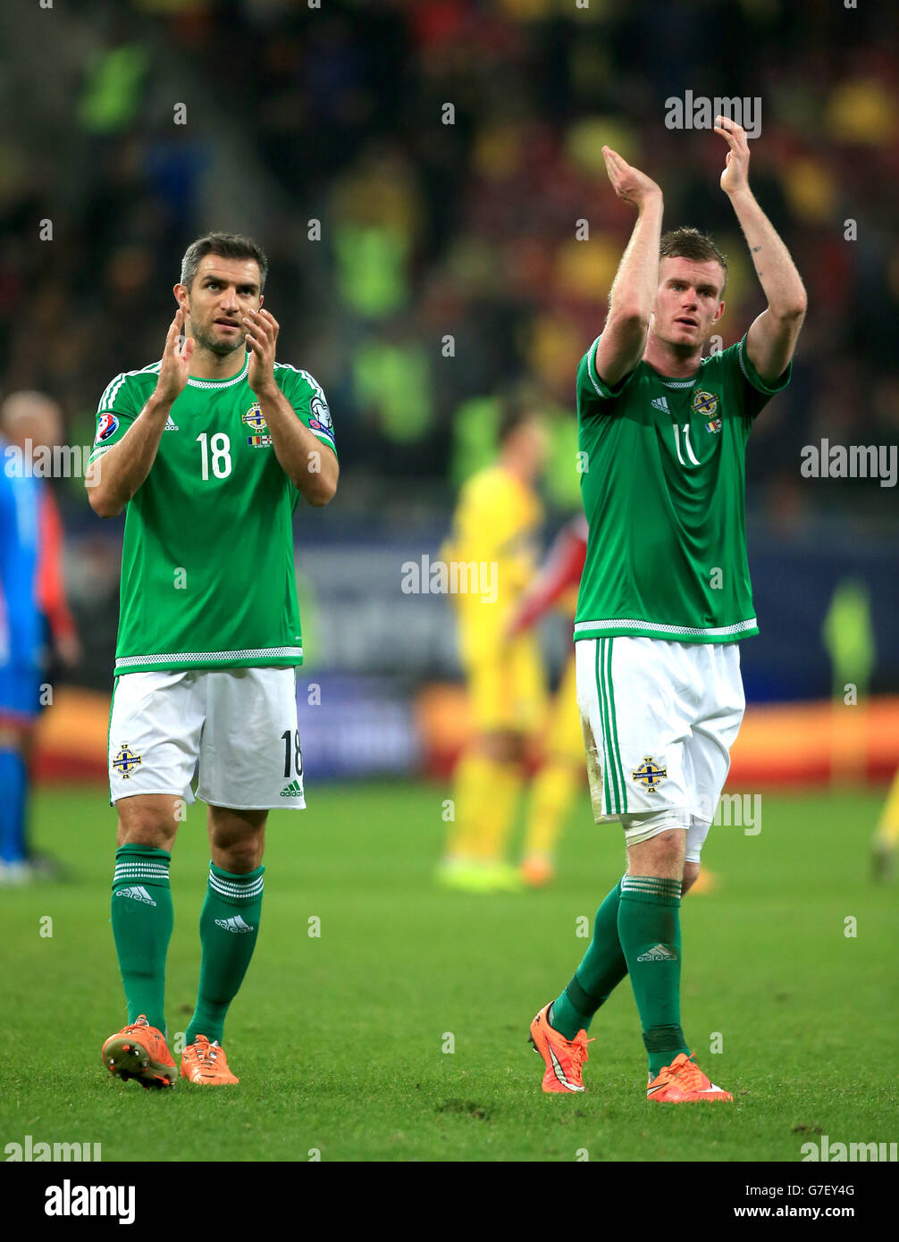 Chris Brunt (a destra) dell'Irlanda del Nord e Aaron Hughes applaudono i fan assenti dopo il fischio finale durante il qualificatore UEFA Euro 2016 all'Arena Nationala di Bucarest. Foto Stock