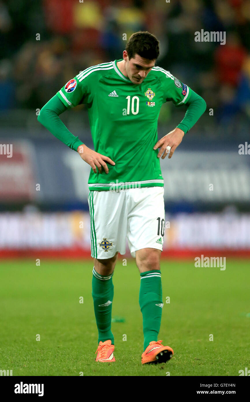 Il Kyle Lafferty dell'Irlanda del Nord si guarda deposto dopo il fischio finale durante la qualifica UEFA Euro 2016 all'Arena Nationala, Bucarest. Foto Stock