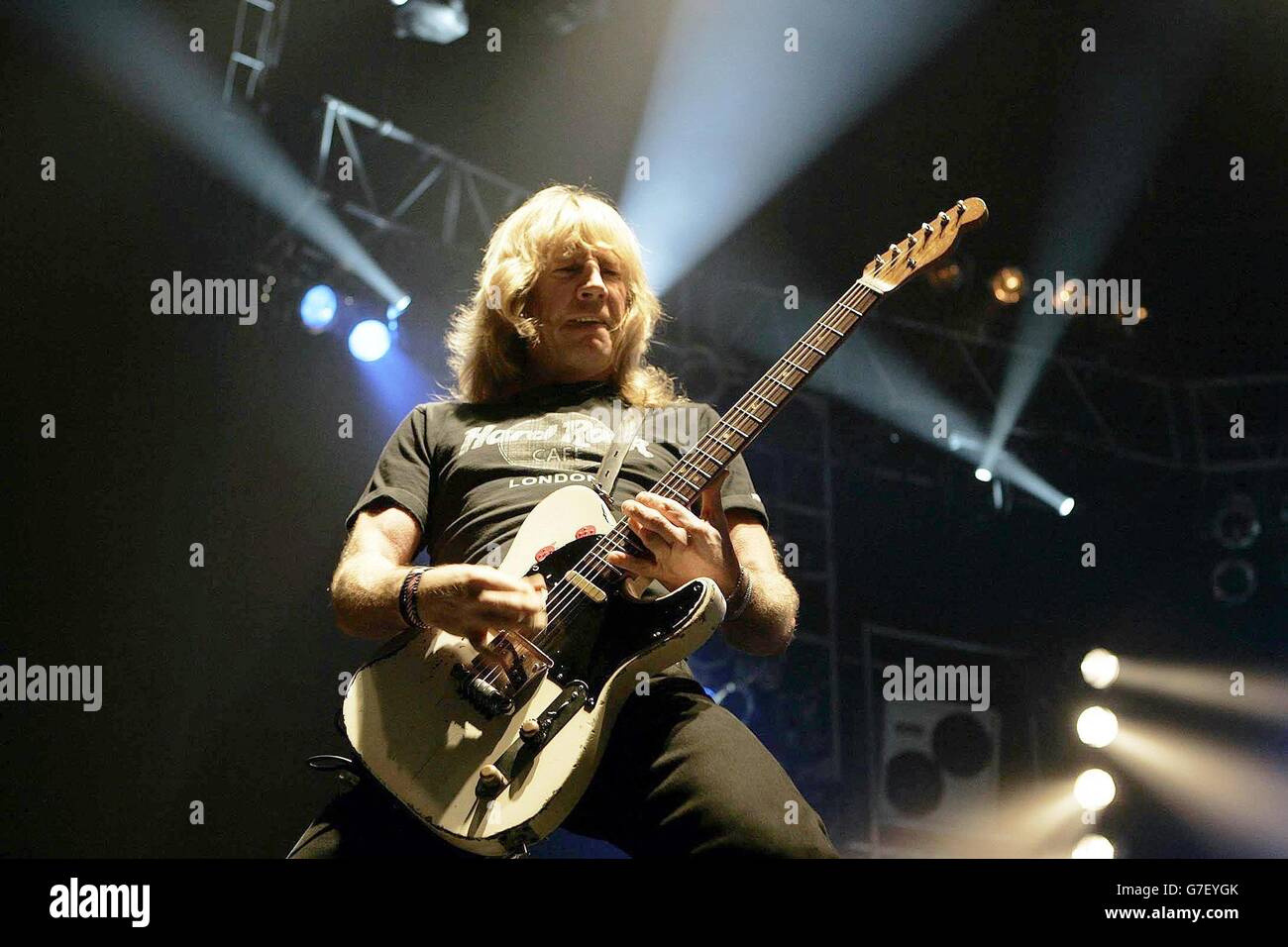 I chitarristi Rick Parfitt del gruppo rock Status Quo sul palco, durante il loro concerto alla Wembley Arena di Londra. Foto Stock
