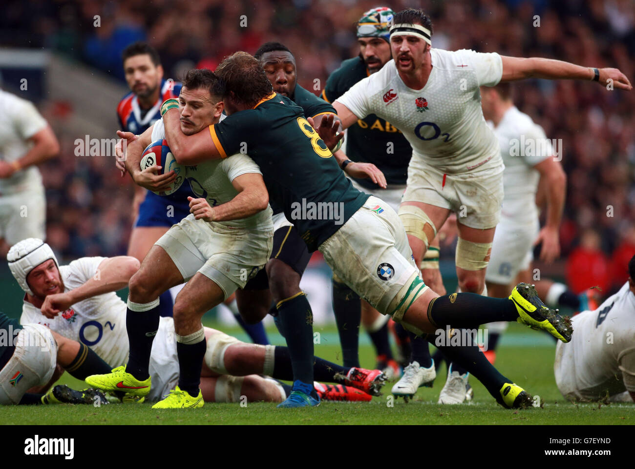 Rugby Union - QBE International 2014 - Inghilterra / Sudafrica - Twickenham. La Danny Care inglese è affrontata da Duane Vermeulen del Sudafrica durante il QBE International a Twickenham, Londra. Foto Stock