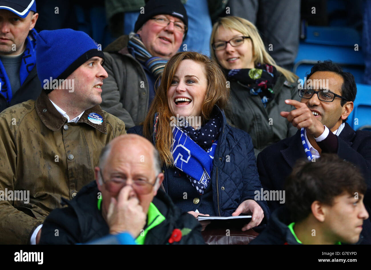 Kelly Tolhurst candidato conservatore per la by-elezione di Rochester e Strood guarda la sua squadra locale di Gillingham durante la partita di Sky Bet League One al Priestfield Stadium di Gillingham. Foto Stock