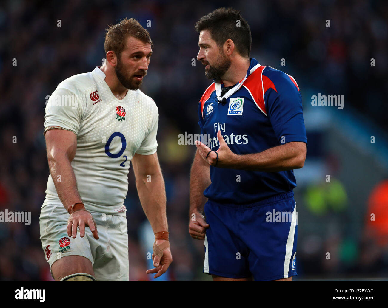 Rugby Union - QBE International 2014 - Inghilterra / Sudafrica - Twickenham. Chris Robshaw (a sinistra) parla con l'arbitro Steve Walsh durante il QBE International a Twickenham, Londra. Foto Stock