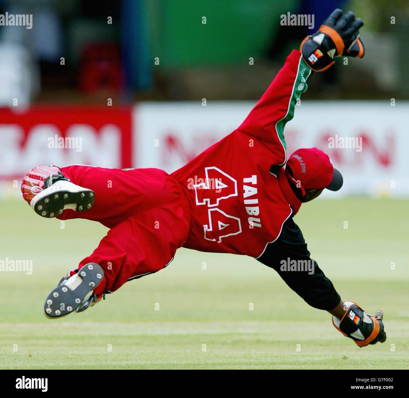 Zimbabwe, guardiana del licket e Capitano Tatenda Taibu si tuffa in aria mentre l'Inghilterra prende lo Zimbabwe durante la quarta partita internazionale di un giorno della serie tra Inghilterra e Zimbabwe al Queens Sports Club di Bulawayo. Foto Stock