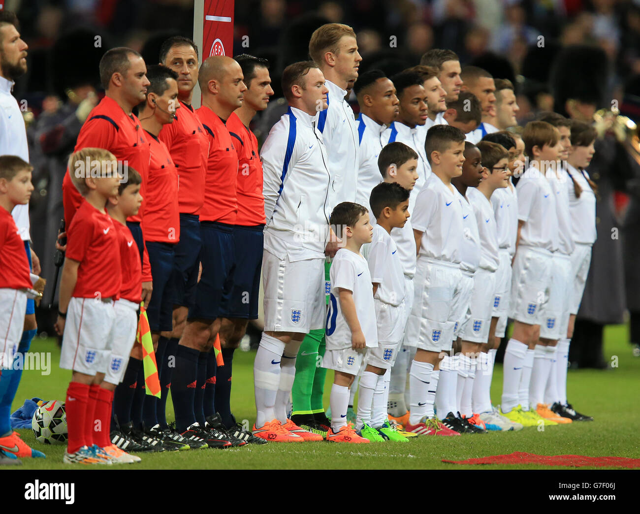 Wayne Rooney (al centro) si allinea con la sua squadra per gli inni nazionali prima del calcio d'inizio durante la partita di qualificazione UEFA euro 2016 del Gruppo e al Wembley Stadium di Londra. Foto Stock