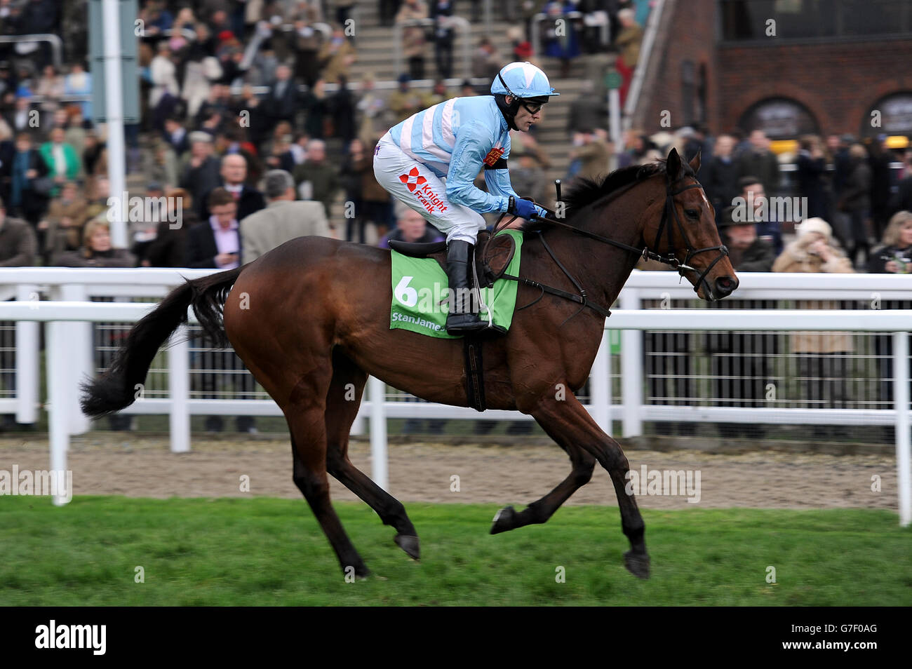 Baltimore Rock guidato da Tom Scudamore che va a postare per Il StanJames.com Greatwood hurdle Foto Stock