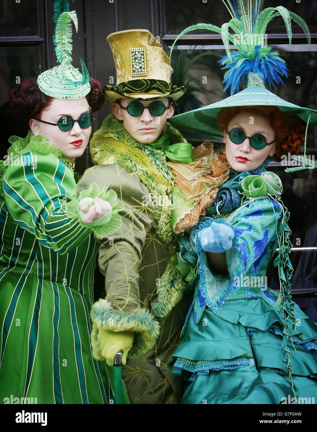 I costumi di Emerald City, vincitori del premio S Tony, contribuiscono a promuovere l'apertura musicale alla Edinburgh Playhouse di Edimburgo, Scozia. Foto Stock