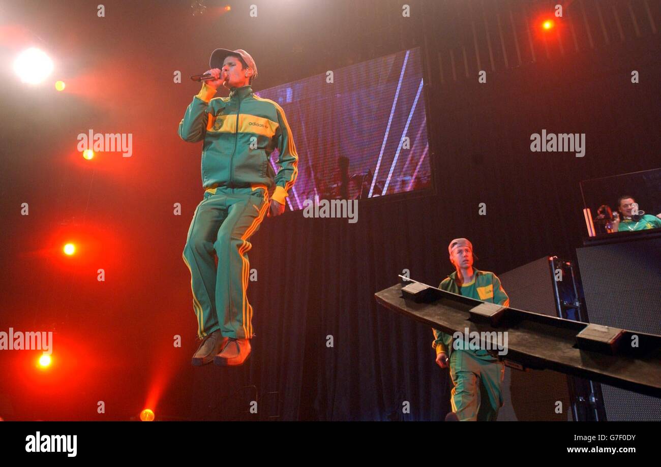 Gli artisti rap The Beastie Boys si esibiscono dal vivo sul palco della Wembley Arena, nel nord di Londra, per promuovere il loro ultimo album "To the 5 Boroughs". Foto Stock