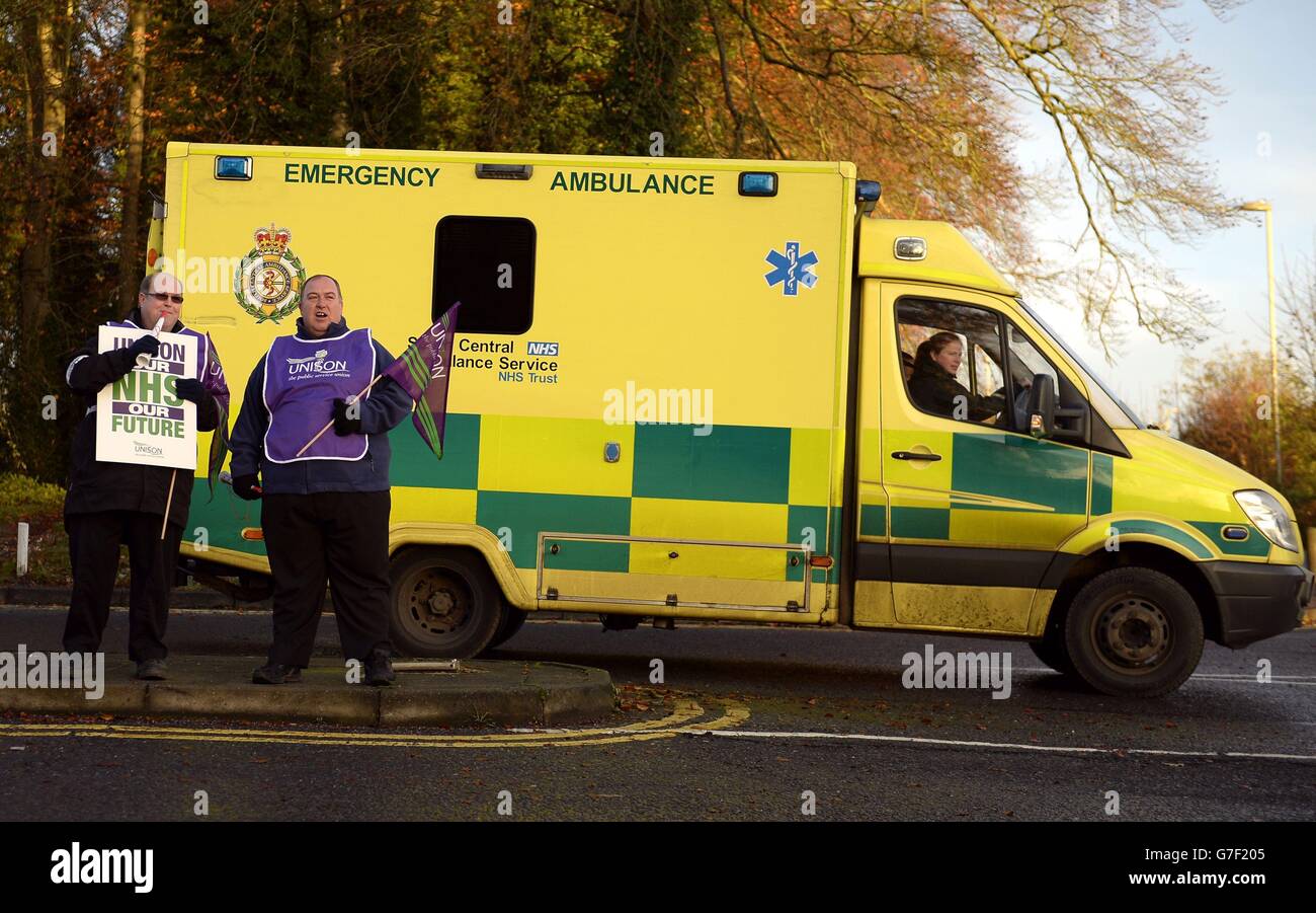 Un'ambulanza oltrepassa gli operatori sanitari della NHS al di fuori del Basingstoke e del North Hampshire Hospital di Basingstoke, protestando contro la controversa decisione della Coalizione di non accettare un aumento salariale consigliato dell'1% per tutti i dipendenti della NHS. Foto Stock