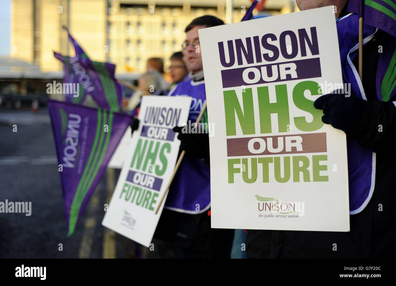 Gli operatori sanitari della NHS si uniscono alla linea ufficiale del picket fuori dal Basingstoke e dal North Hampshire Hospital di Basingstoke, per protestare contro la controversa decisione della Coalizione di non accettare un aumento salariale consigliato dell'1% per tutti i dipendenti della NHS. Foto Stock