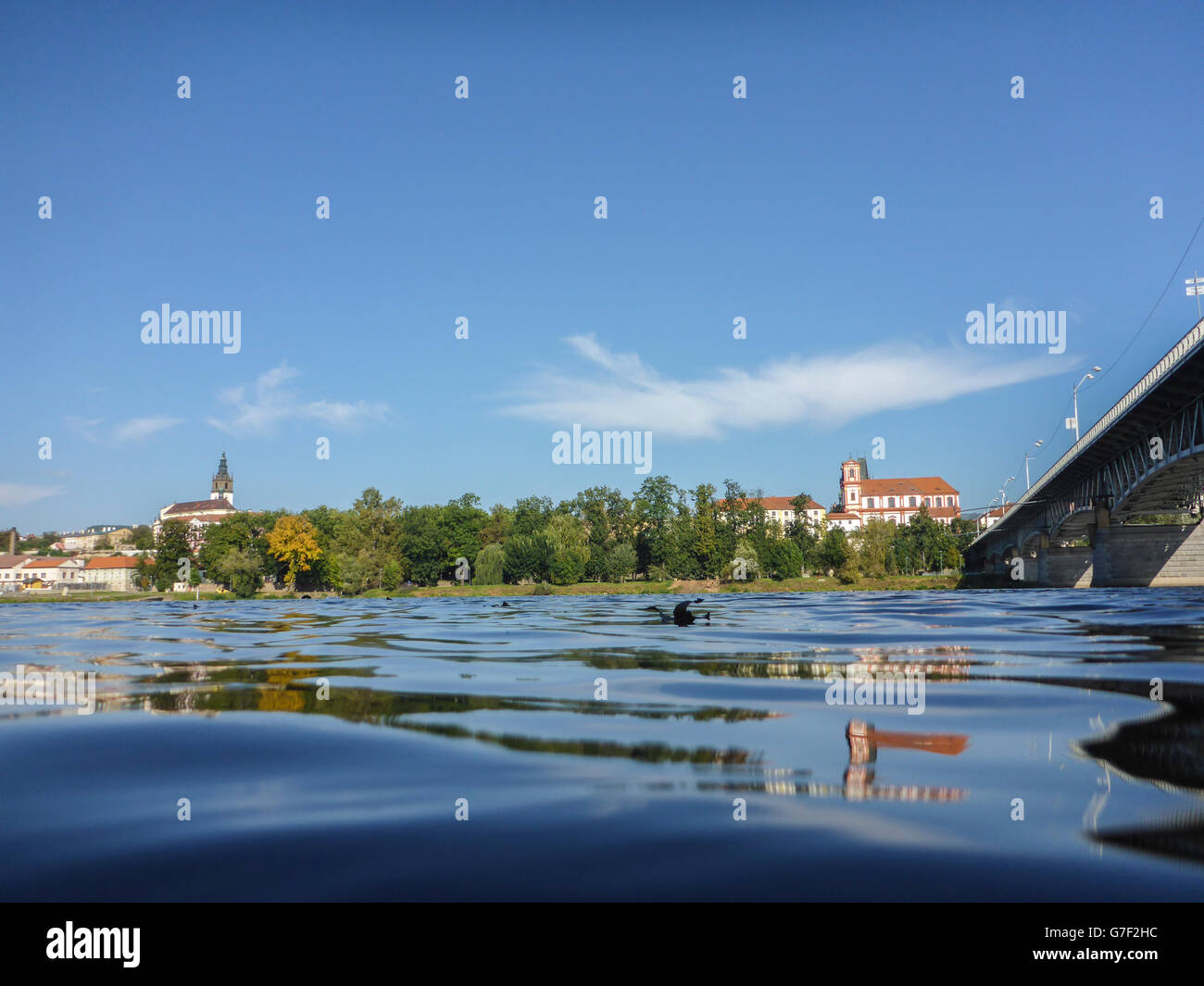 Fiume Labe (Elba ) e la vista della cattedrale di Santo Stefano ( a sinistra) e l'Annunciazione di Maria la Chiesa, Litoměřice (Leitmeritz), Czech Rep Foto Stock