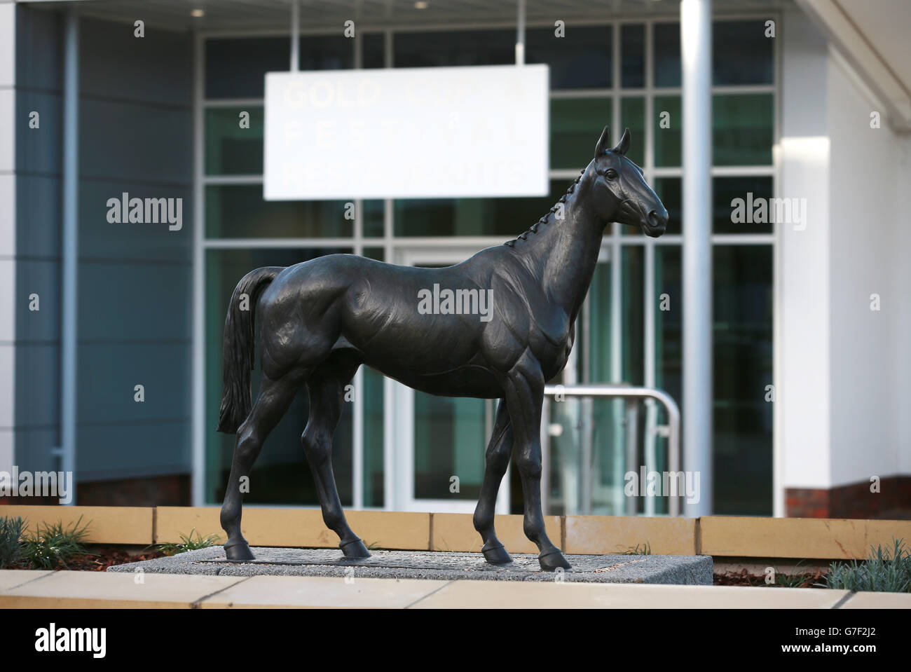 Una vista generale della statua di Arkle all'ippodromo di Cheltenham Foto Stock