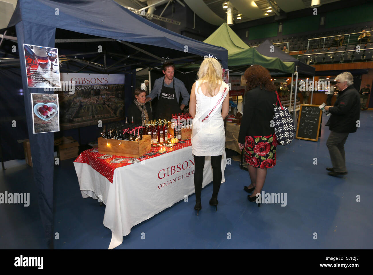 Una vista generale della zona dei festeggiamenti del Cotswold nel Centaur all'ippodromo di Cheltenham Foto Stock