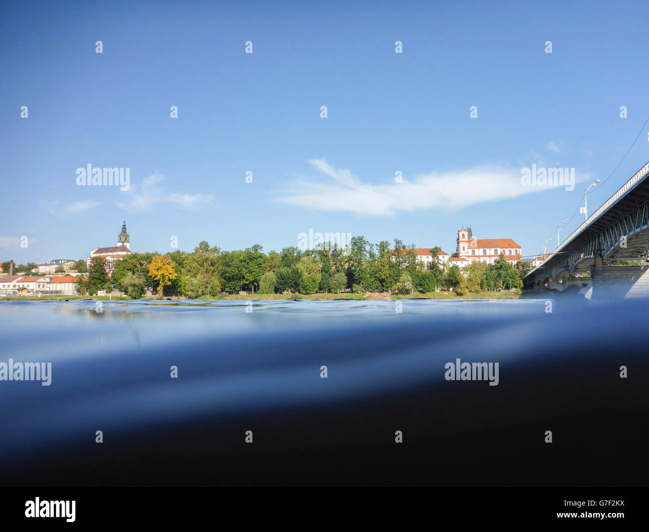 Fiume Labe (Elba ) e la vista della cattedrale di Santo Stefano ( a sinistra) e l'Annunciazione di Maria la Chiesa, Litoměřice (Leitmeritz), Czech Rep Foto Stock