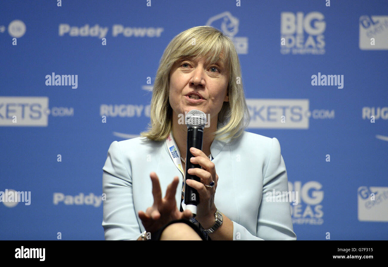 Debbie Jevans, CEO di England Rugby 2015, parla durante il secondo giorno della Rugby Expo 2014 al Twickenham Stadium, Londra. Foto Stock