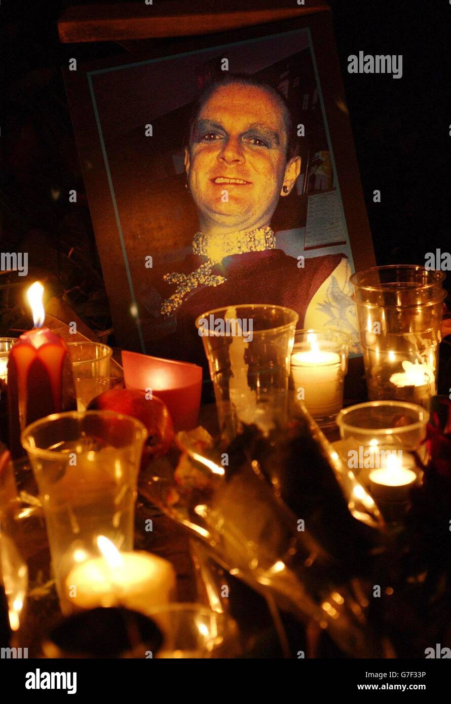 Candele di fronte ad una fotografia di David Morley nella St Anne's Church , Soho, Londra dove si tenne per lui un servizio di veglia e commemorazione. Centinaia di persone hanno reso omaggio al barman David Morley, di 37 anni, che è stato picchiato a morte da una banda mentre andava a casa. Il signor Morley, sopravvissuto a un mortale bombardamento dei pub Soho nel 1999, è stato colpito a morte sabato sera dalla South Bank, nel centro di Londra, dopo aver lasciato un club gay. Foto Stock