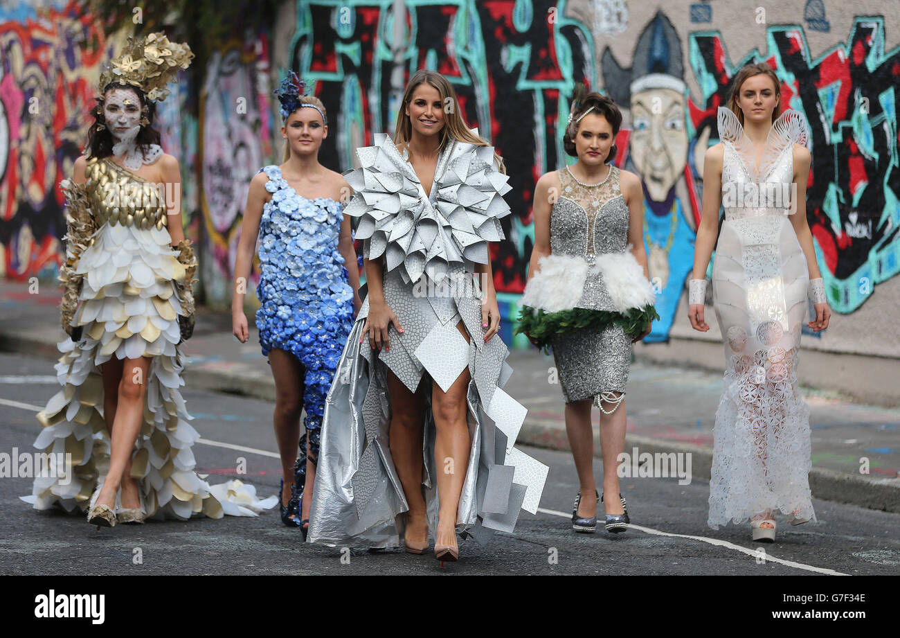 L-R Leona Sheman, Emma Greaws, Roisin Doherty e Norah Ni Chathasaigh finalisti della Bank of Ireland dello scorso anno, Junk Kouture Recycled Fashion Competition si uniscono a Vogue Williams (centro) a Windmill Lane, Dublino, per lanciare la richiesta di partecipazione al concorso di quest'anno. Foto Stock