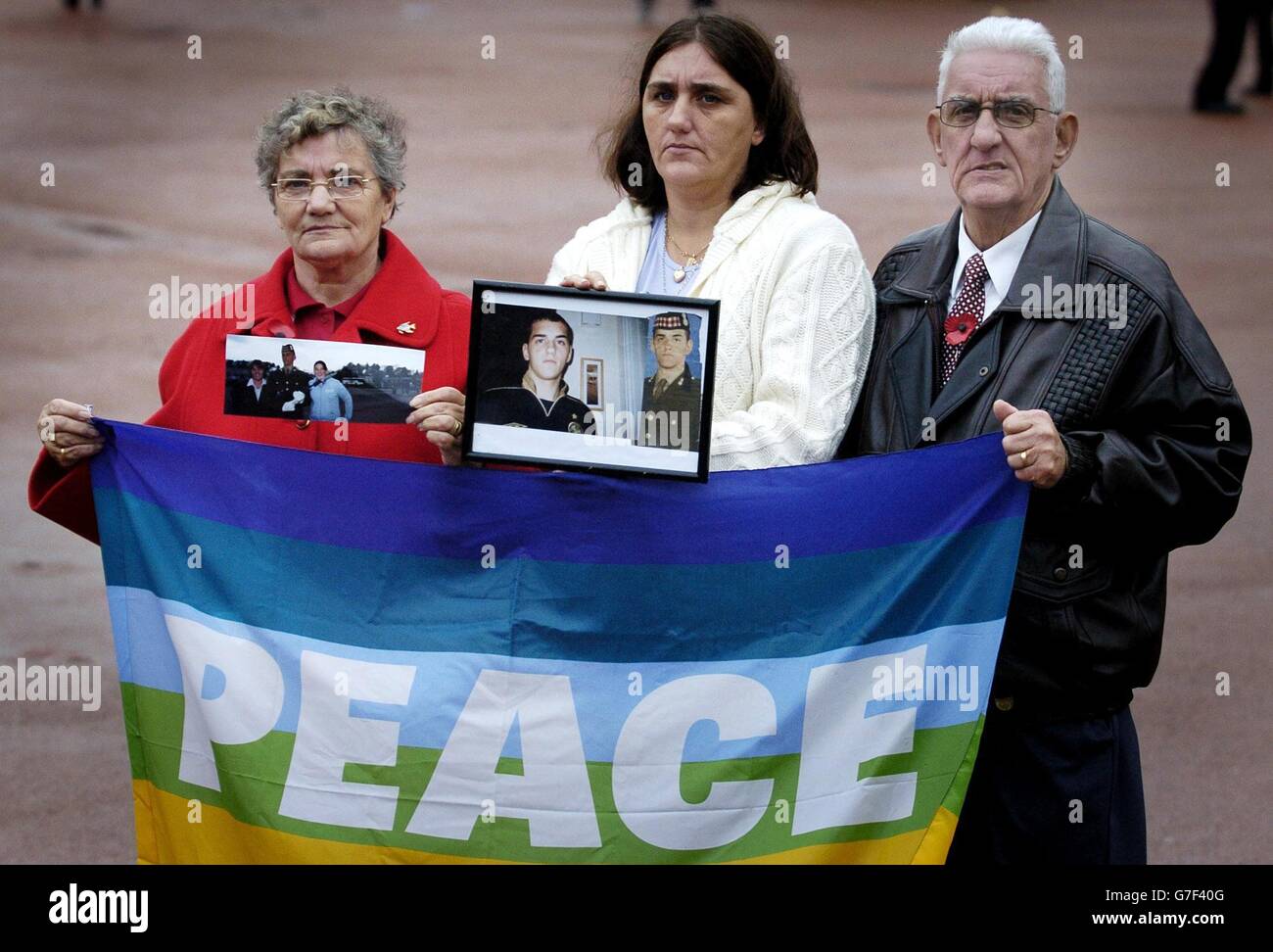 Rosa dolce (al centro) la madre di Gordon dolce con i suoi nonni Pauline e John Graham durante la demo di guerra in George Square a Glasgow. I parenti dei soldati uccisi in Iraq oggi hanno detto a un demo contro la guerra che la perdita di vite umane non dovrebbe continuare. L'appello è stato fatto all'evento di Glasgow, organizzato dalla signora Gentle, il cui figlio Gordon, 19 anni, è morto in un'esplosione stradale nei pressi di Bassora in giugno, mentre serviva con i Royal Highland Fusiliers. Foto Stock