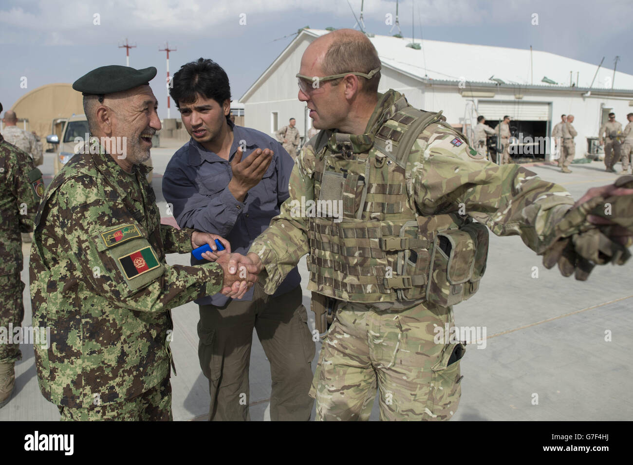 Il generale del brigadiere afgano Hassan ha salutato il brigadiere Rob Thomson mentre si prepara a lasciare il bastione del campo, la provincia di Helmand, l'Afghanistan, mentre le forze britanniche e della coalizione effettuano il loro ritiro tattico lasciando finalmente la base e consegnandola all'esercito nazionale afgano. Foto Stock