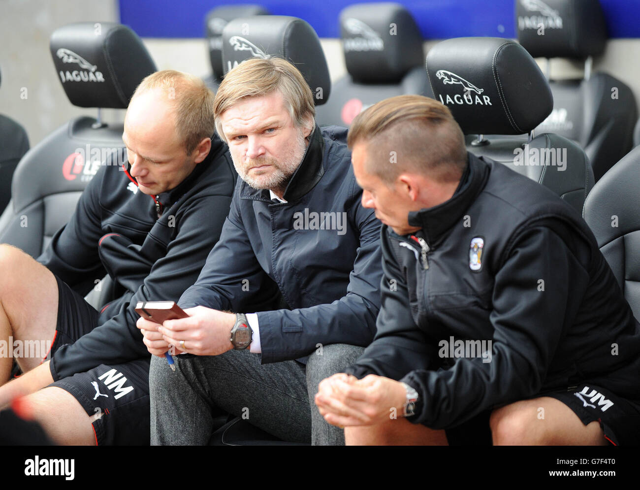 Steven Pressley, manager di Coventry City, e l'assistente manager Neil MacFarlane e l'allenatore Under 21 Darren Murray prima della partita della Sky Bet League One alla Ricoh Arena di Coventry. PREMERE ASSOCIAZIONE foto. Data immagine: Sabato 25 ottobre 2014. Vedi la storia di PA COVENTRY. Il credito fotografico dovrebbe leggere Tim Parker/PA Wire. Foto Stock