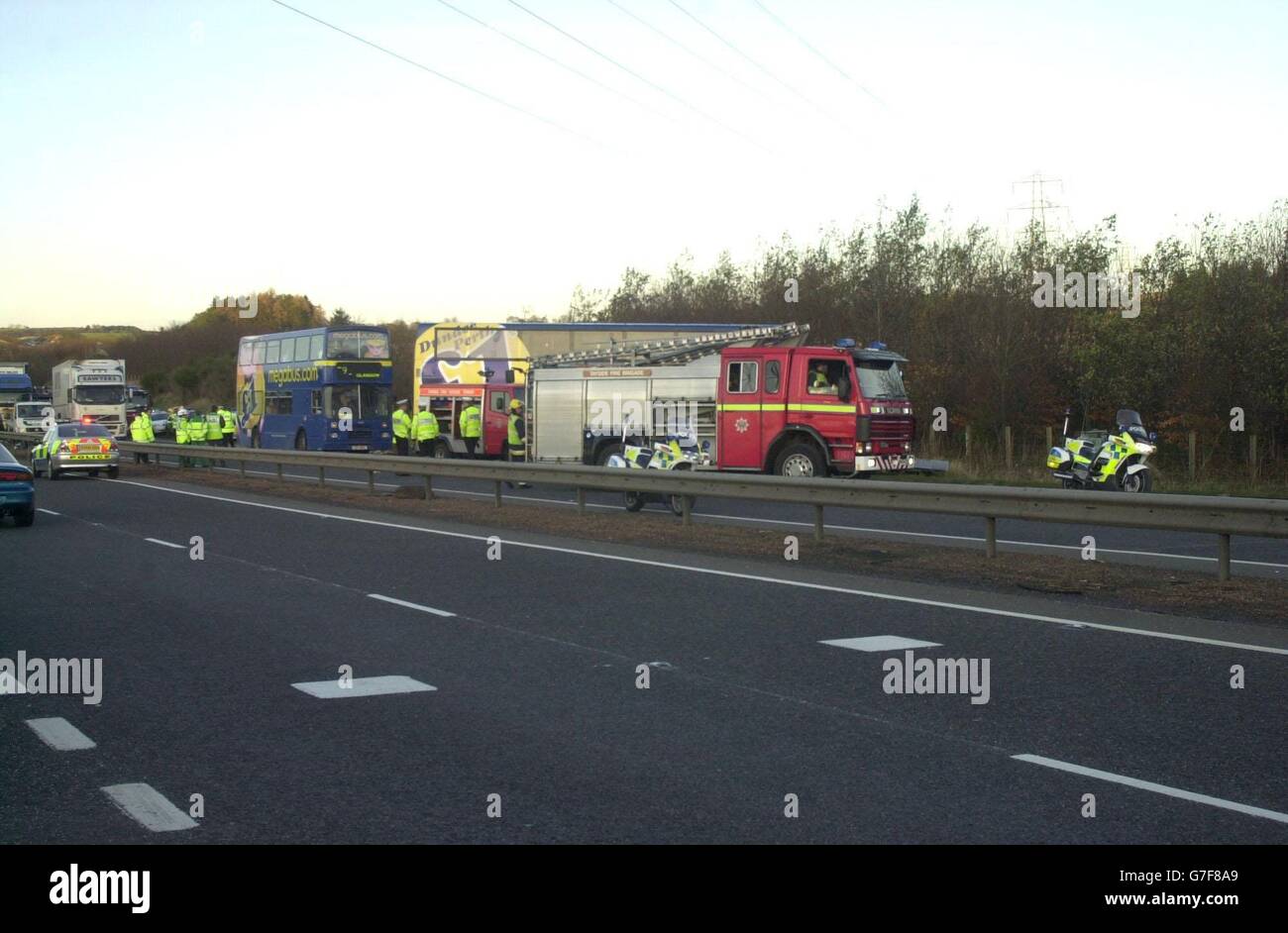 La scena dopo il fatale incidente di autobus sulla strada Forfar a Dundee a Gateside Angus, Scozia. Il conducente di un autobus a due piani è morto dopo che il suo veicolo ha subito un urto con un trattore su una strada statale. Un'altra persona è stata ferita nell'incidente, che è accaduto alle 14:20 circa sulla strada a doppia carreggiata A90 vicino a Forfar, la polizia ha detto. Alcuni dei 35 passeggeri che erano a bordo all'epoca erano intrappolati nel ponte superiore dopo che la scalinata era stata danneggiata, ma sono stati successivamente liberati dai vigili del fuoco. Foto Stock