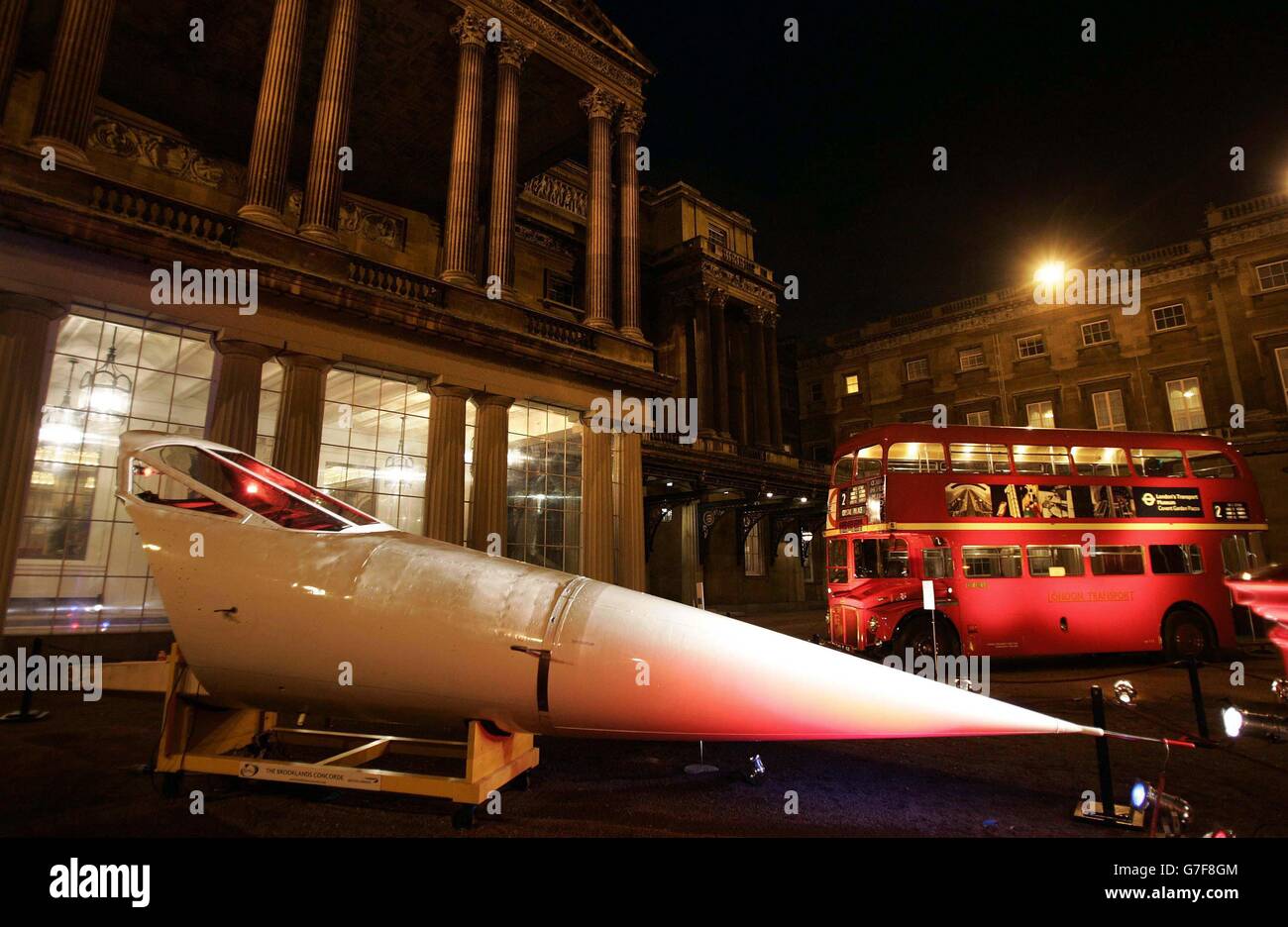 Un tradizionale autobus rosso London Routemaster e un cono di naso da un jet supersonico Concorde adornano il cortile a Buckingham Palace, Londra. Gli articoli saranno inclusi in una vetrina presso il palazzo di iconici disegni britannici come parte di una serie di giornate a tema ospitate dalla regina Elisabetta britannica e dal duca di Edimburgo per segnare il contributo dato dall'industria del design britannico. Foto Stock