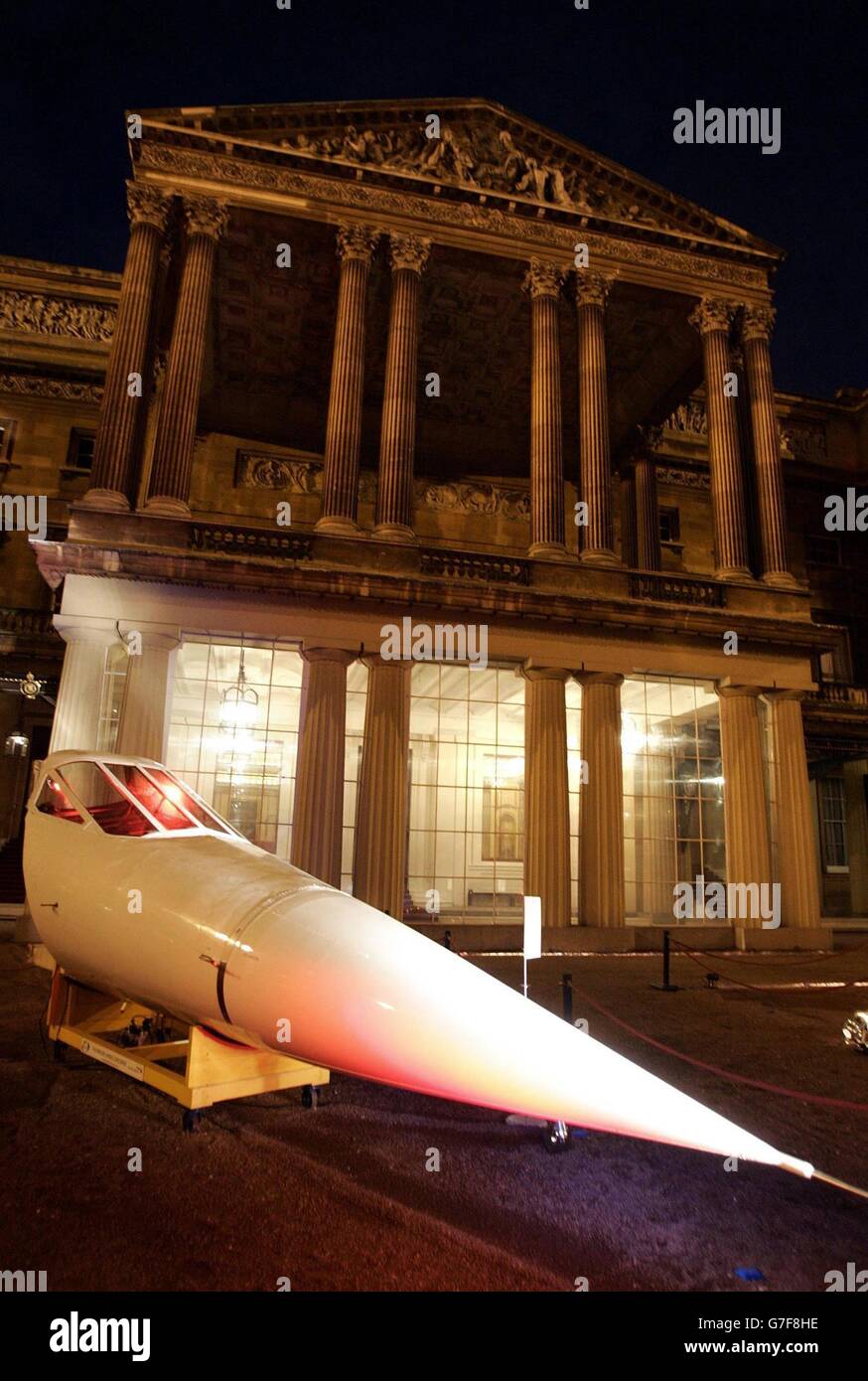 Un cono nasale da un jet supersonico Concorde nel cortile di Buckingham Palace, Londra. L'articolo sarà incluso in una vetrina presso il palazzo di iconici disegni britannici come parte di una serie di giornate a tema ospitate dalla regina Elisabetta britannica e dal duca di Edimburgo per segnare il contributo dato dall'industria del design britannico. Foto Stock