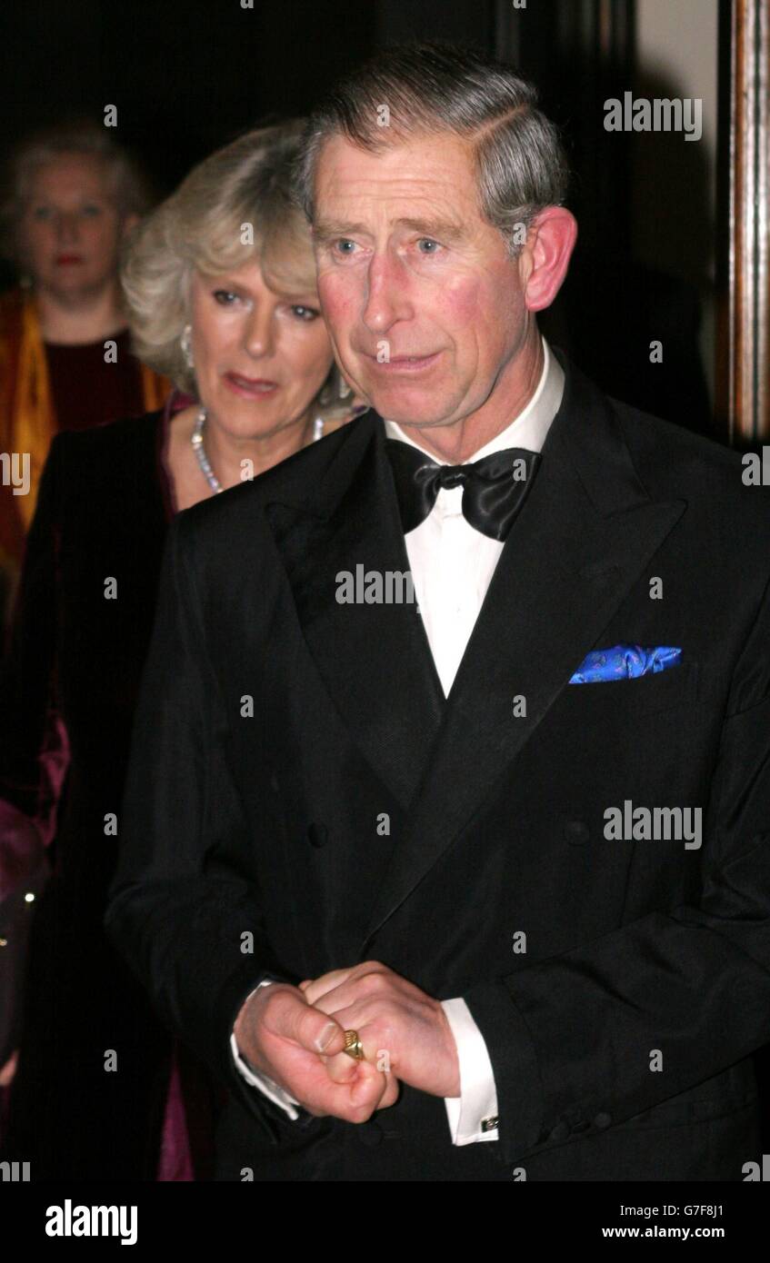 SOLO PER USO ALL'ESTERO: Il Principe del Galles e Camilla Parker-Bowles arrivano al Royal Opera House di Londra per un'esibizione di gala invernale di opera e balletto. Foto Stock