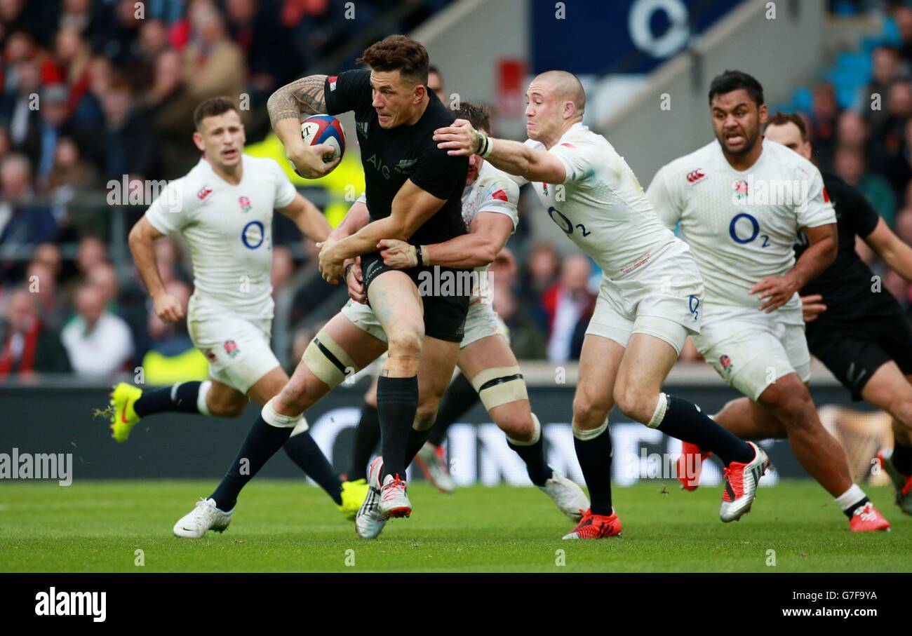 Rugby Union - QBE International 2014 - Inghilterra / Nuova Zelanda - Twickenham. Sonny Bill Williams della Nuova Zelanda è affrontato da Tom Wood e Mike Brown durante il QBE International a Twickenham, Londra. Foto Stock