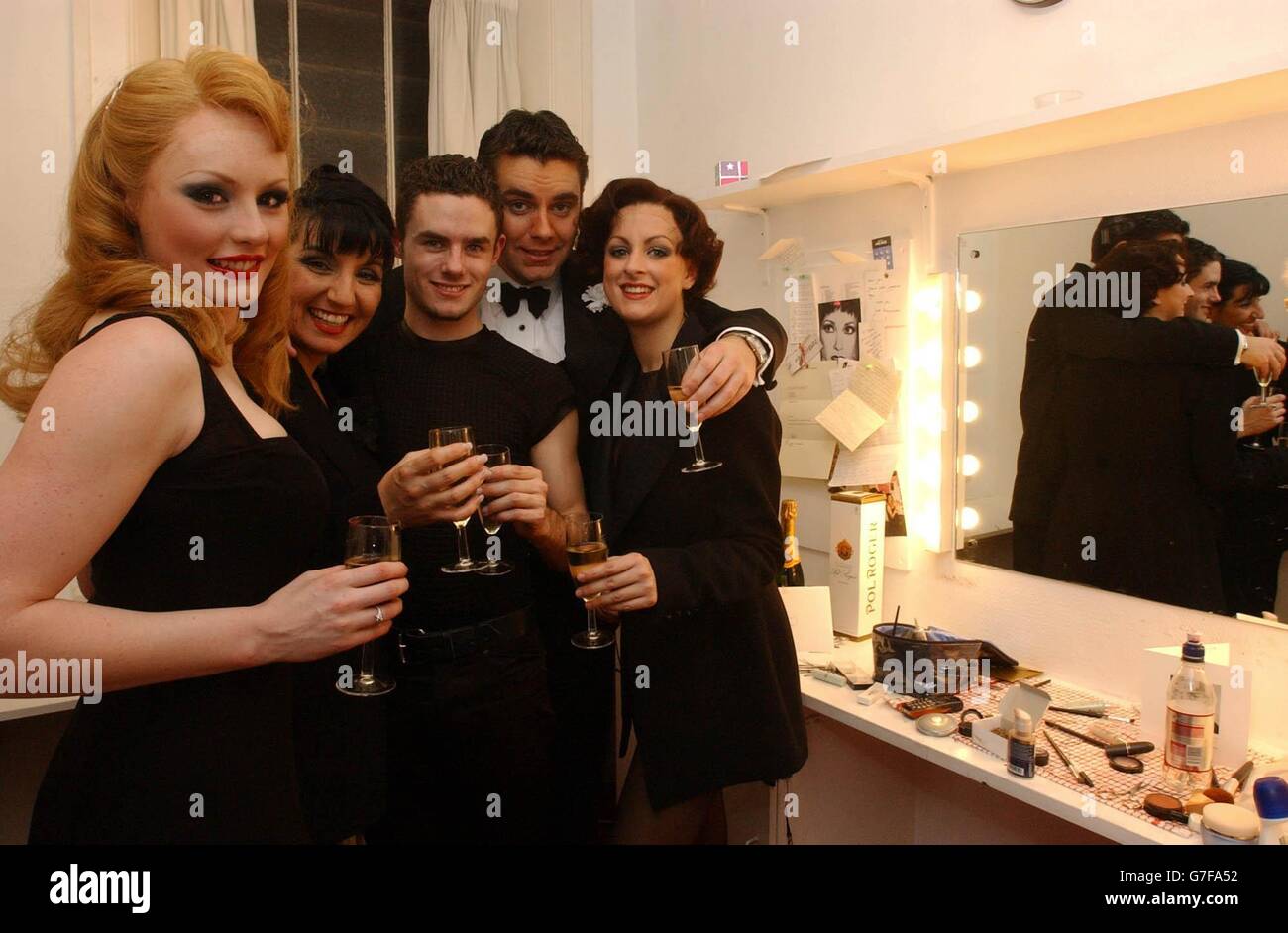 I vincitori del talent show televisivo 'musicality' (da sinistra a destra) Caroline Graham, di Huddersfield, Donna Hazelton di Levenin Fife, Warren Solars di Broughton a Chester, Matthew Goodgame di Broadstairs in Kent e Rebecca Dent di Chorley, celebrano in fase posteriore dopo essere comparso nel musical di West End 'Chicago', Al Teatro Adelphi nel centro di Londra. Foto Stock
