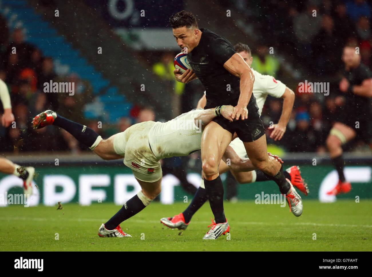 Rugby Union - QBE International 2014 - Inghilterra / Nuova Zelanda - Twickenham. Il Sonny Bill Williams della Nuova Zelanda è affrontato dal Mike Brown dell'Inghilterra Foto Stock