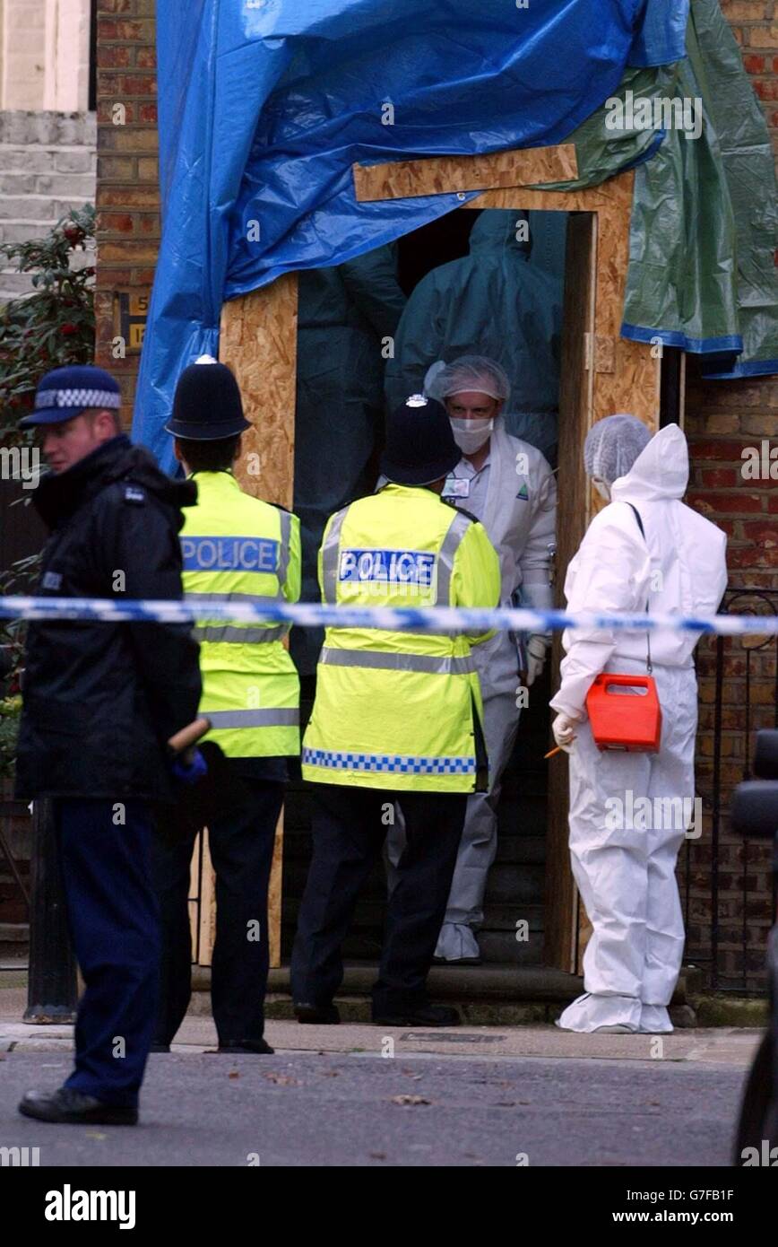 Attività di polizia al di fuori della casa in Upper Cheyne Row a Chelsea, SW London, dove i detective stanno indagando sull'assassinio di un ricco commerciante di bond City. La polizia ha detto che John Monckton e sua moglie Homeyra sono stati pugnalati e gravemente feriti quando due uomini hanno forzato la loro strada nella loro casa la notte scorsa. Il signor Monckton è morto più tardi in ospedale e sua moglie ha subito un intervento chirurgico "significativo". Foto Stock