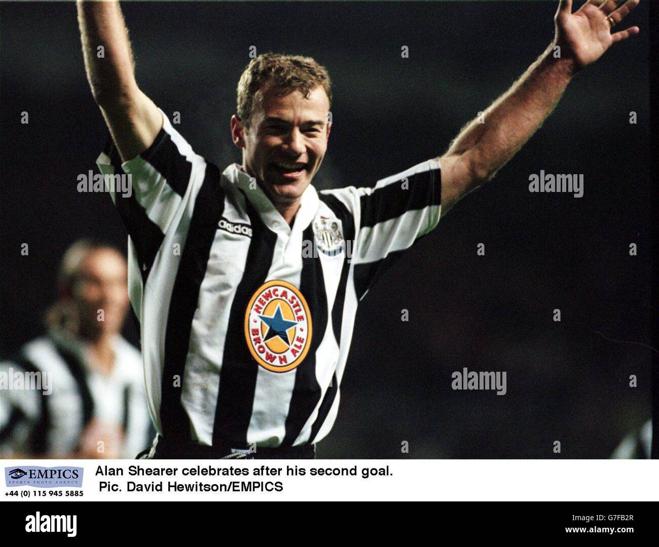 Alan Shearer di Newcastle United festeggia dopo aver segnato il suo secondo gol. Foto Stock