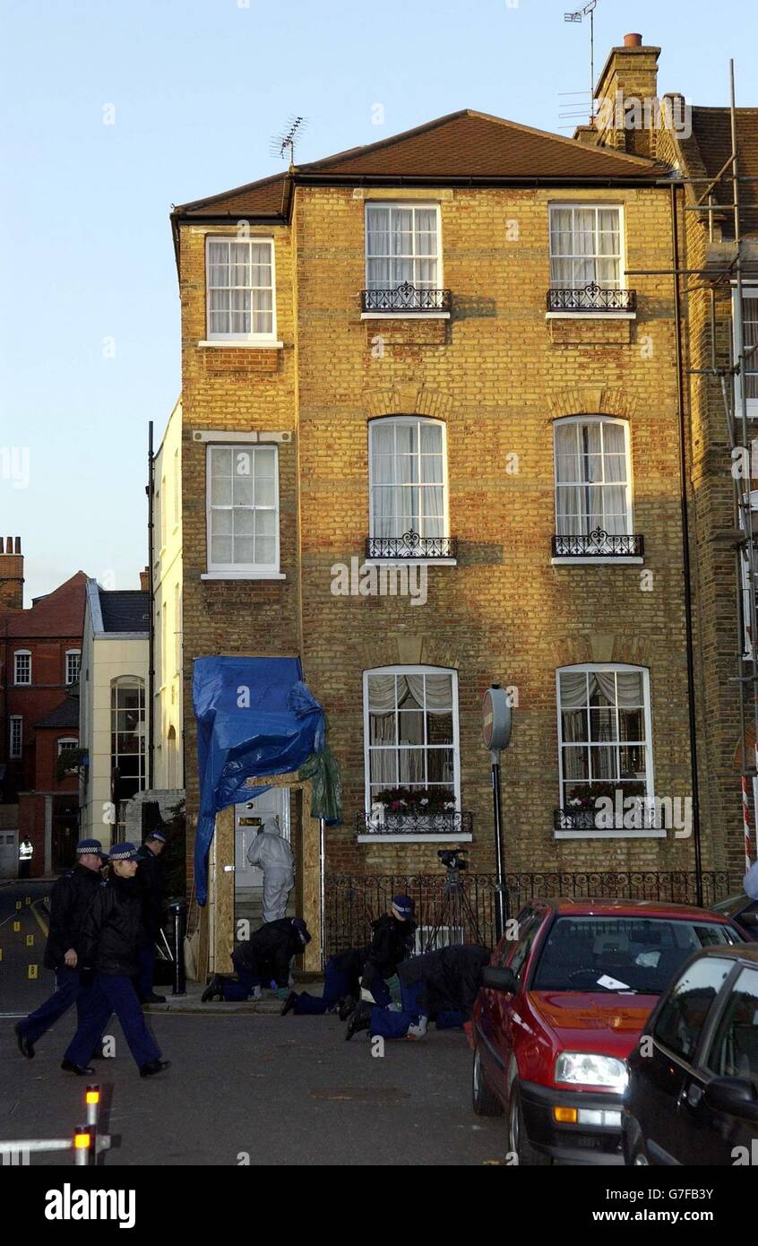 Gli agenti di polizia cercano al di fuori del numero 30 Upper Cheyne Row a Chelsea, a sud-ovest di Londra, dove i detective stanno indagando sull'assassinio di un ricco commerciante di bond City. La polizia ha detto che John Monckton e sua moglie Homeyra sono stati pugnalati e gravemente feriti quando due uomini hanno forzato la loro strada nella loro casa la notte scorsa. Il signor Monckton è morto più tardi in ospedale e sua moglie ha subito un intervento chirurgico "significativo". Foto Stock