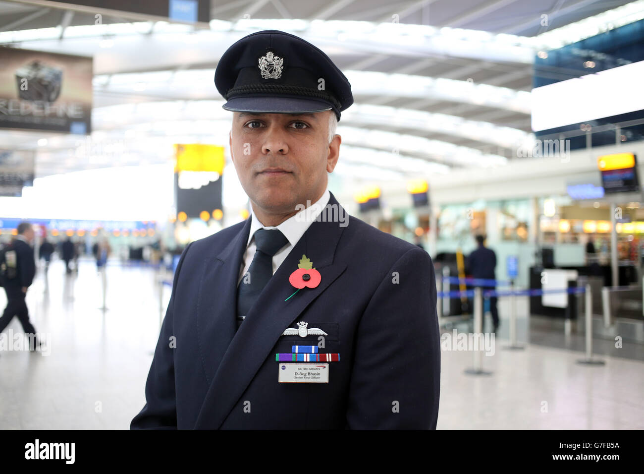 British Airways 787 primo ufficiale senior Dhaeraj Bhasin indossa onorificenze militari per i servizi per la NATO nell'ex Jugoslavia e Medaglia generale di servizio per le operazioni aeree in Iraq dopo aver partecipato ai due minuti di silenzio per il giorno dell'armistizio. Foto Stock