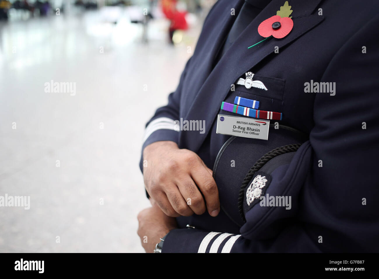 British Airways 787 primo ufficiale senior Dhaeraj Bhasin indossa onorificenze militari per i servizi per la NATO nell'ex Jugoslavia e Medaglia generale di servizio per le operazioni aeree in Iraq dopo aver partecipato ai due minuti di silenzio per il giorno dell'armistizio. Foto Stock