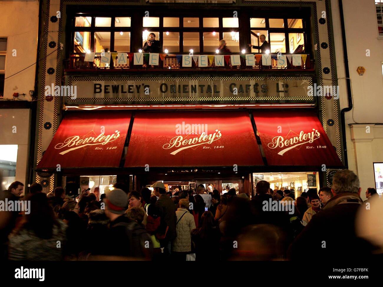 I clienti prendono un ultimo sguardo nella caffetteria Bewleys su Grafton Street, Dublino, dopo che ha chiuso le sue porte per l'ultima volta. Bewleys, che ha impiegato 234 persone, ha perso due milioni di euro quest'anno costringendo l'azienda di 108 anni a chiudere. Foto Stock