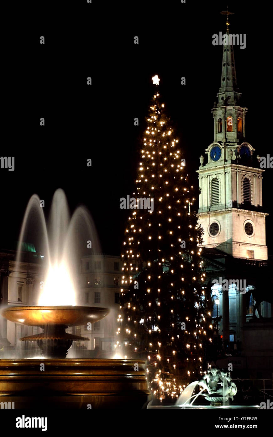 L'albero di Natale di quest'anno, donato dal popolo norvegese, è illuminato in Trafalgar Square di Londra. Foto Stock