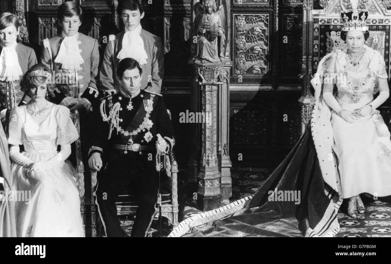 La regina Elisabetta II, con la corona imperiale e gli abiti reali, con la principessa Diana e il principe Carlo nella Camera dei Lord per l'apertura di Stato del Parlamento. Foto Stock