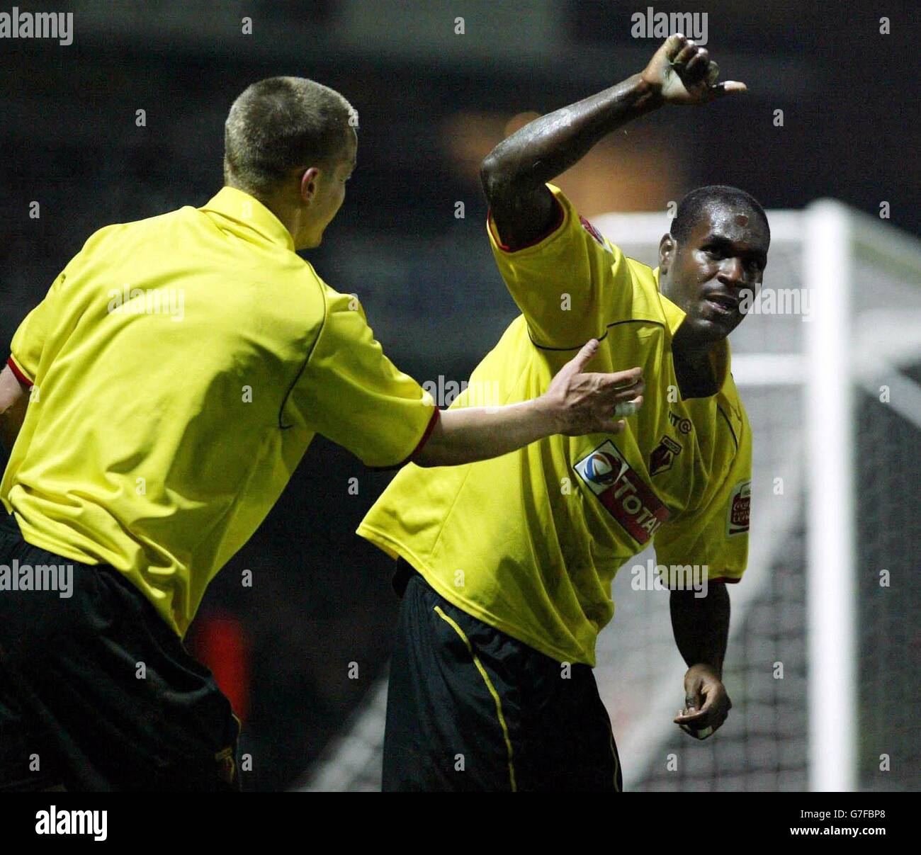 Heidar Helguson di Watford festeggia con Bruce Dyer dopo che Dyer ha segnato il gol finale nella vittoria di Watford su Portsmouth del 3-0 durante la partita finale del quartiere della Carling Cup a Vicarage Road, Watford. Foto Stock