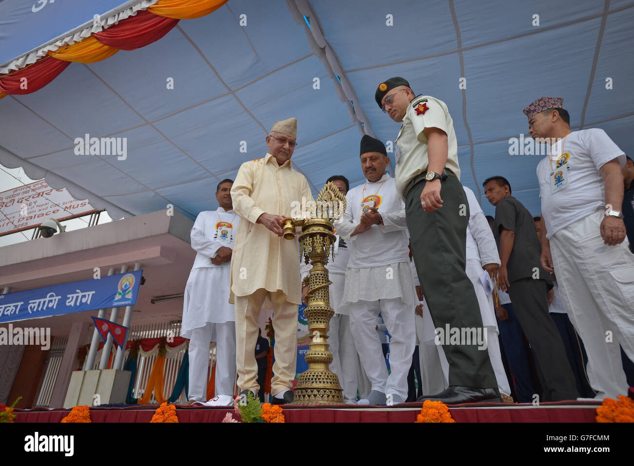 Primo ministro nepalese KP Sharma Oli partecipa a una sessione di yoga marcatura della International Yoga giorno a Kathmandu, Nepal, 21 giugno 2016. Foto Stock