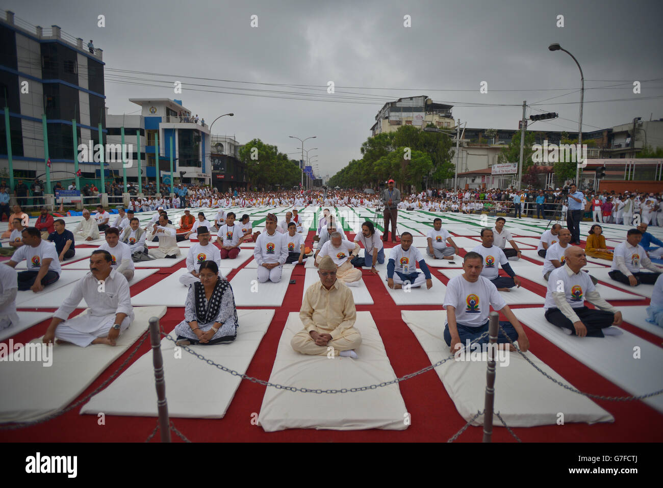 Primo ministro nepalese KP Sharma Oli partecipa a una sessione di yoga marcatura della International Yoga giorno a Kathmandu, Nepal, 21 giugno 2016. Foto Stock