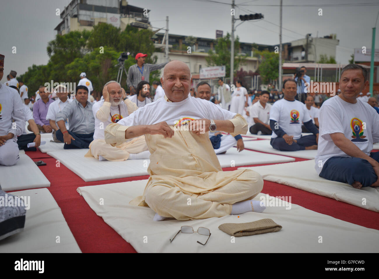 Primo ministro nepalese KP Sharma Oli partecipa a una sessione di yoga marcatura della International Yoga giorno a Kathmandu, Nepal, 21 giugno 2016. Foto Stock