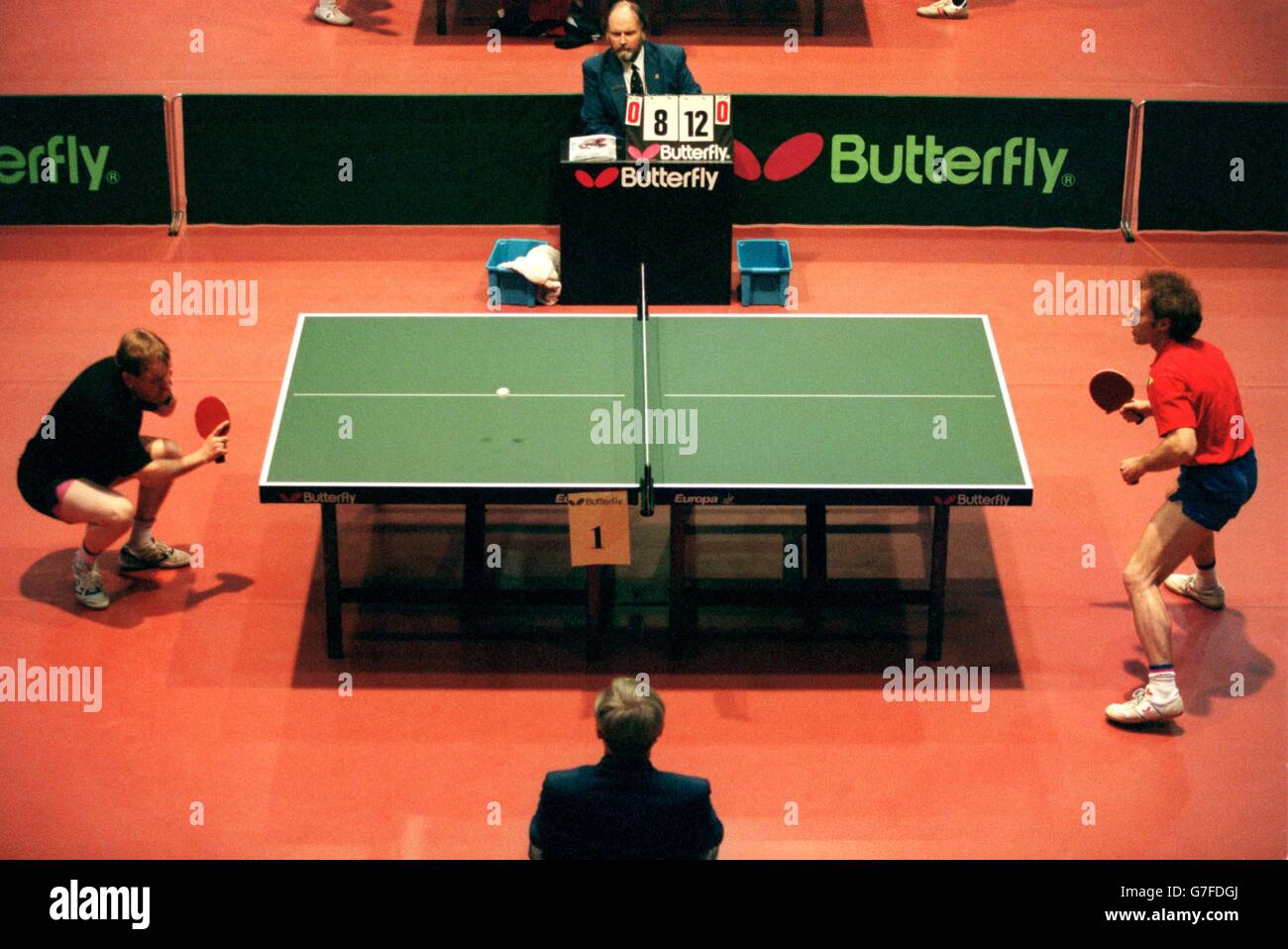 Campionato inglese di tennis da tavolo aperto 1° giorno, campo 1 (a  sinistra) Andrew Frain gioca Nigel Eckersley (a destra Foto stock - Alamy