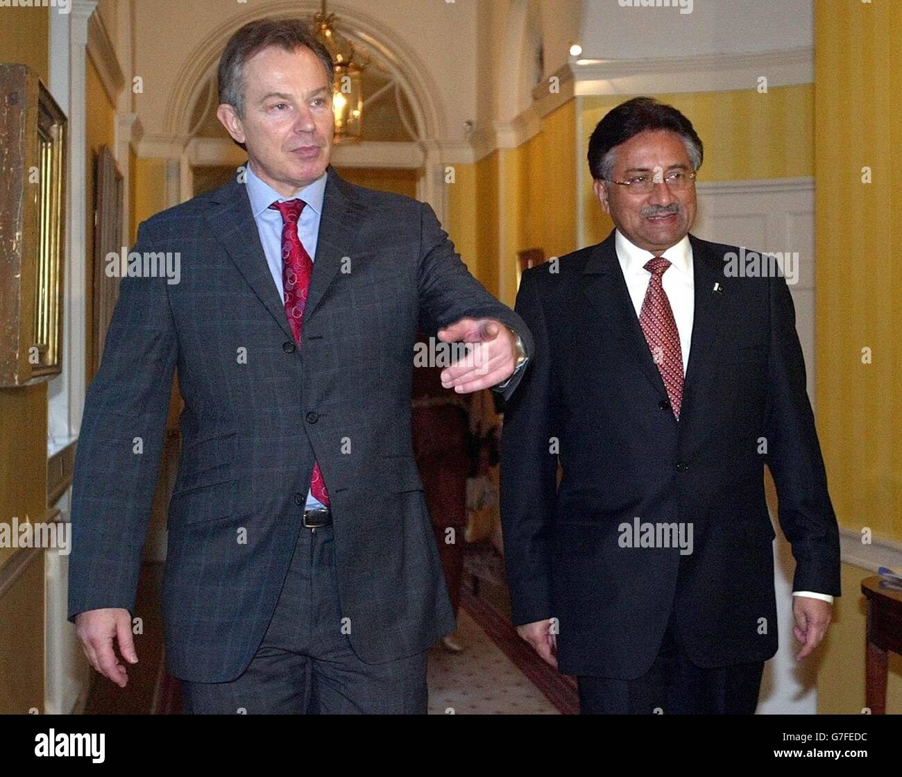 Il primo ministro britannico Tony Blair con il presidente pakistano generale Pervez Musharraf, a 10 Downing Street, centro di Londra. Il presidente pakistano Pervez Musharraf è a Londra per colloqui con il primo ministro britannico Tony Blair sul terrorismo internazionale, il commercio e la situazione nel vicino pakistano, l'Afghanistan, così come il Kashmir, il territorio il Pakistan contesta con l'India. Foto Stock