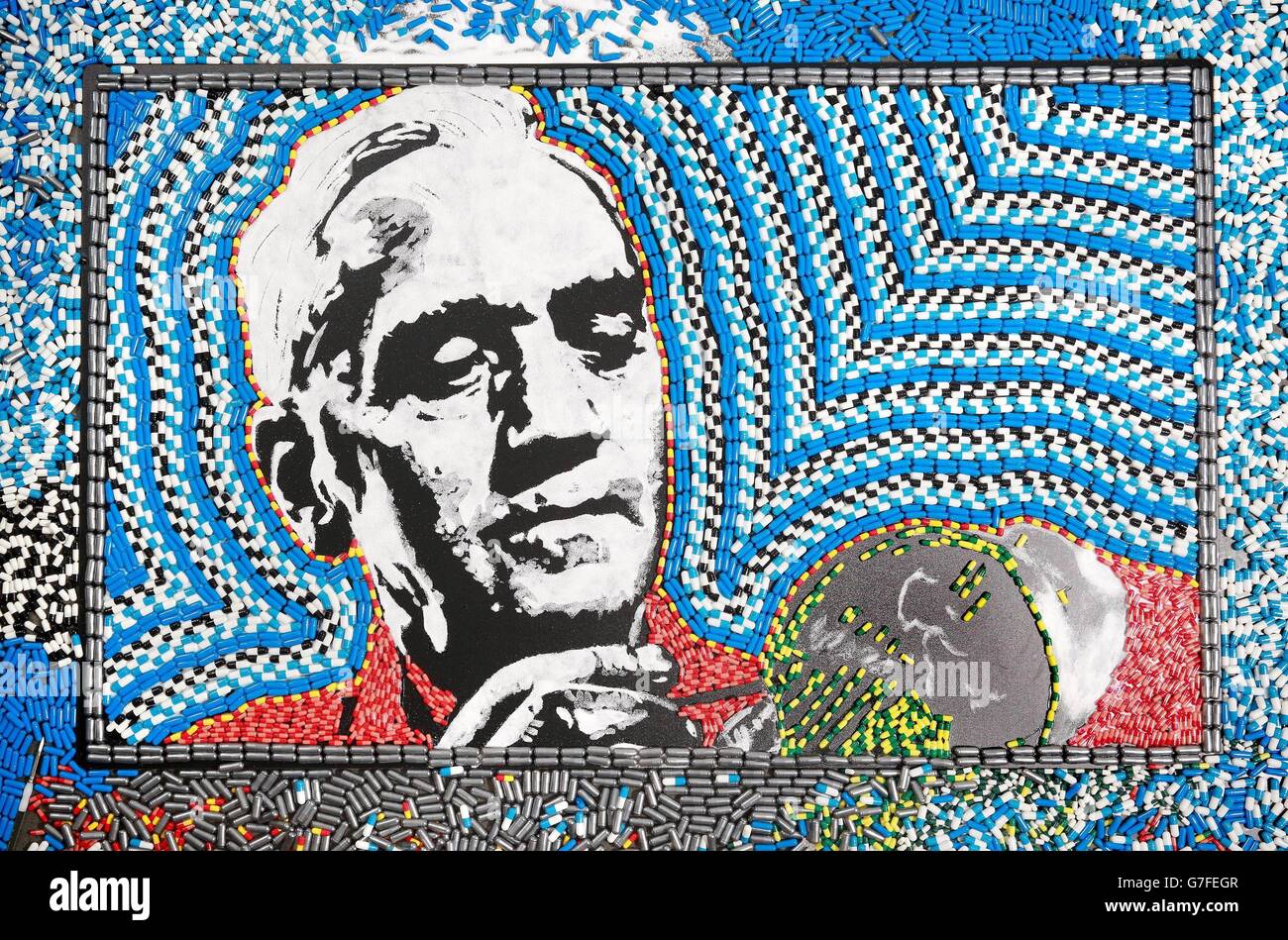 L'artista Nathan Wyburn utilizza capsule di droga vuote e polvere per creare un ritratto di Alexander Fleming, meglio noto per la sua scoperta di penicillina, per celebrare l'apertura del Premio Longitudine sulla Giornata europea della consapevolezza antibiotica. Foto Stock