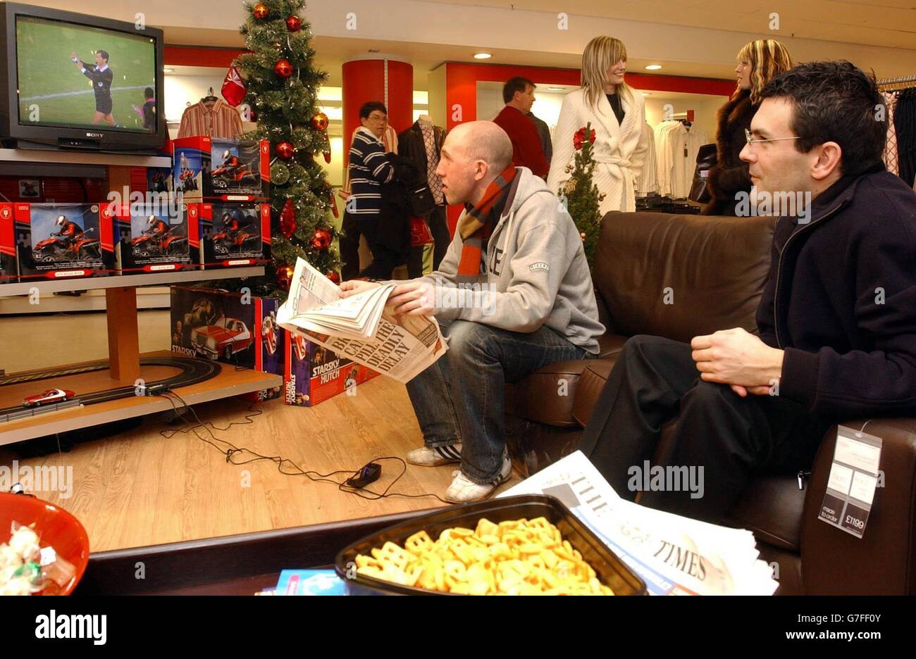 Marks e Spencer lanciano il loro "Christmas Creche" per gli acquirenti maschili, presso il loro negozio di punta a Marble Arch, Londra. Il punto vendita al dettaglio ha installato creches in sei negozi in tutto il paese, con l'obiettivo di dare alle acquirenti una tregua da parte di partner maschi riluttanti e consentire agli uomini di rilassarsi di fronte al telly e di andare su un set scalextrico. Foto Stock