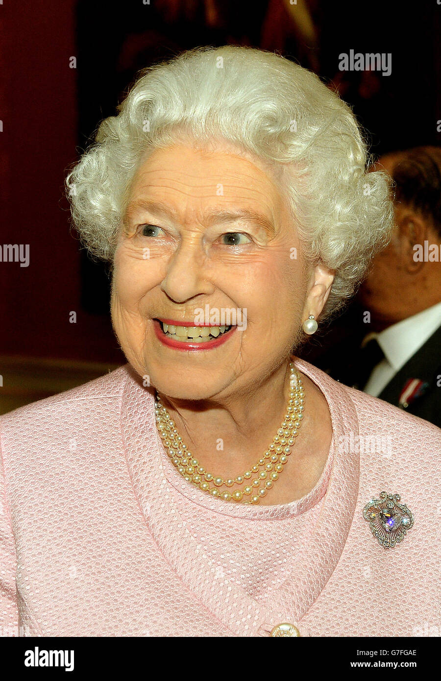 La regina Elisabetta II sorride mentre parla con un ex soldato in un ricevimento di riunione per la Victoria and George Cross Association, nella Pinacoteca di Buckingham Palace, nel centro di Londra. Foto Stock