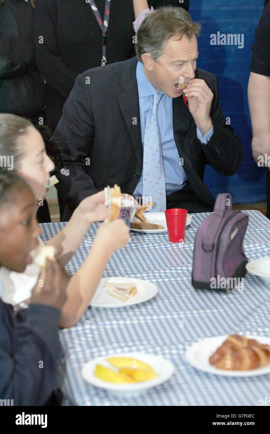 Il primo Ministro Tony Blair siede con gli alunni alla Millfields School di Hackney, nella zona est di Londra, dove ha delineato i piani del governo per offrire a tutti i genitori un servizio di assistenza all'infanzia a scuola prima della fine del prossimo parlamento. Foto Stock