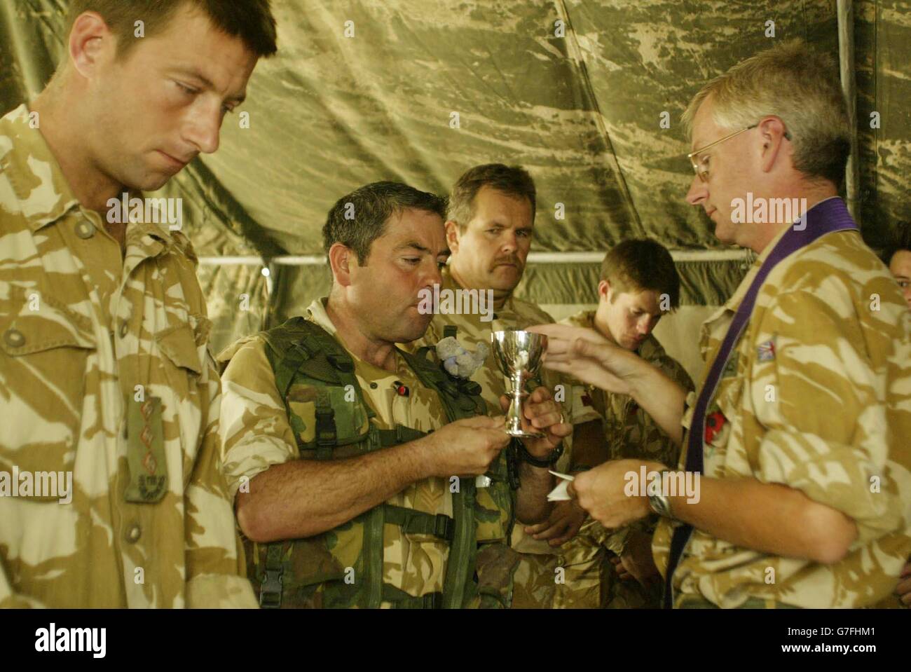 I soldati ricordano i loro compagni caduti durante un servizio di memoria dato a Camp Dogwood, vicino Baghdad, dal cappellano dell'Orologio Nero Padre Aled Thomas. Foto Stock